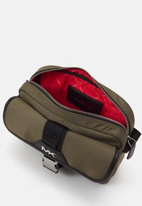 Michael Kors UTILITY FLAP XBODY UNISEX SET - Keresztpántos táska - olive