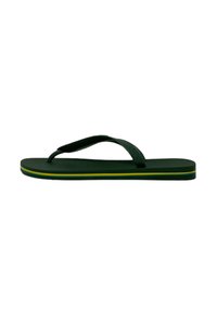 Groene flip-flop met een gestructureerde voetbed, dunne banden en een gele-groene accentstreep langs de zool. Lichtgewicht synthetisch materiaal.