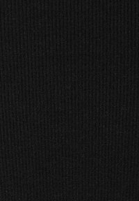 Czarna dzianina prążkowana o delikatnej, pionowej fakturze. Powierzchnia jest gładka, z równomiernym nasyceniem koloru.