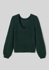 Pull en tricot vert avec un col large en scoop, de longues manches bouffantes et une texture côtelée sur toute sa surface. Présente une longueur courte.