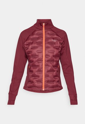 Giacca puffer bordeaux con design aderente, zip frontale, dettagli arancioni e una combinazione di tessuti imbottiti e lisci.