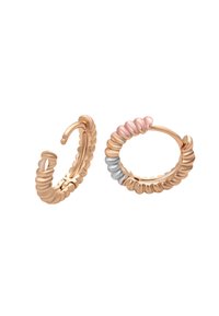 Rosaguldøreringe med en struktureret, bølget design. Den ene ring har en sølvaccent, som fremhæver den kontrasterende finish.