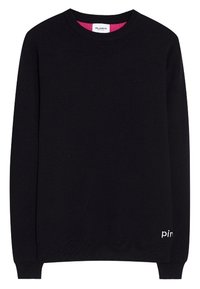 Maglione a maniche lunghe nero con colletto a giro, polsini e orlo a coste, con una piccola scritta bianca parziale "pin" vicino all'orlo inferiore sul lato destro.