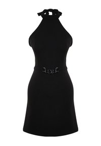 Vestido negro con cuello halter, cuerpo ajustado y falda acampanada, con detalle de cadena en la cintura y tejido liso y elástico.