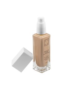 Bottiglia di vetro trasparente di fondotinta con erogatore a pompa bianco, etichettata "Absolute Cover Foundation", tonalità beige chiaro.
