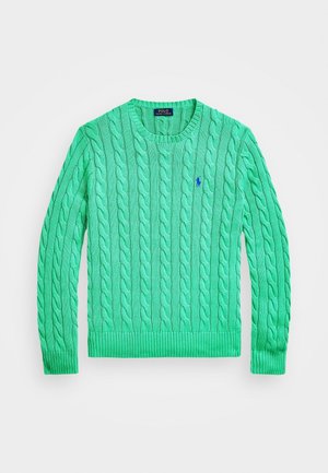 Groene kabelgebreide trui met ronde hals, geribde boorden en zoom, met een klein blauw Polo Ralph Lauren-logo op de linkerborst.