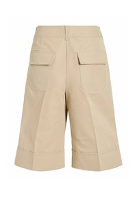 Shorts beige longueur genoux avec larges ourlets et deux poches arrière à rabat présentés sur fond blanc.