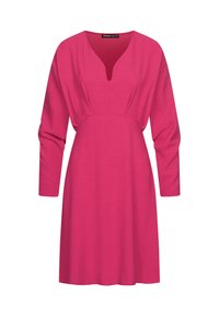 Fuksiaan pinkki mekko, jossa on V-aukko, pitkät hihat ja vyötärö sekä vyötäröaukko. Valmistettu pehmeästä, teksturoidusta kankaasta, pituus polven alle.