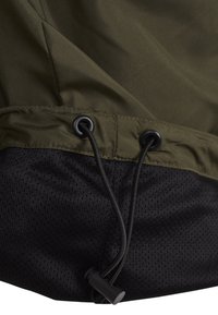 Tessuto verde oliva stretto sul fondo con rete nera e un sistema di chiusura nera. Cuciture rinforzate e occhielli visibili nel design.