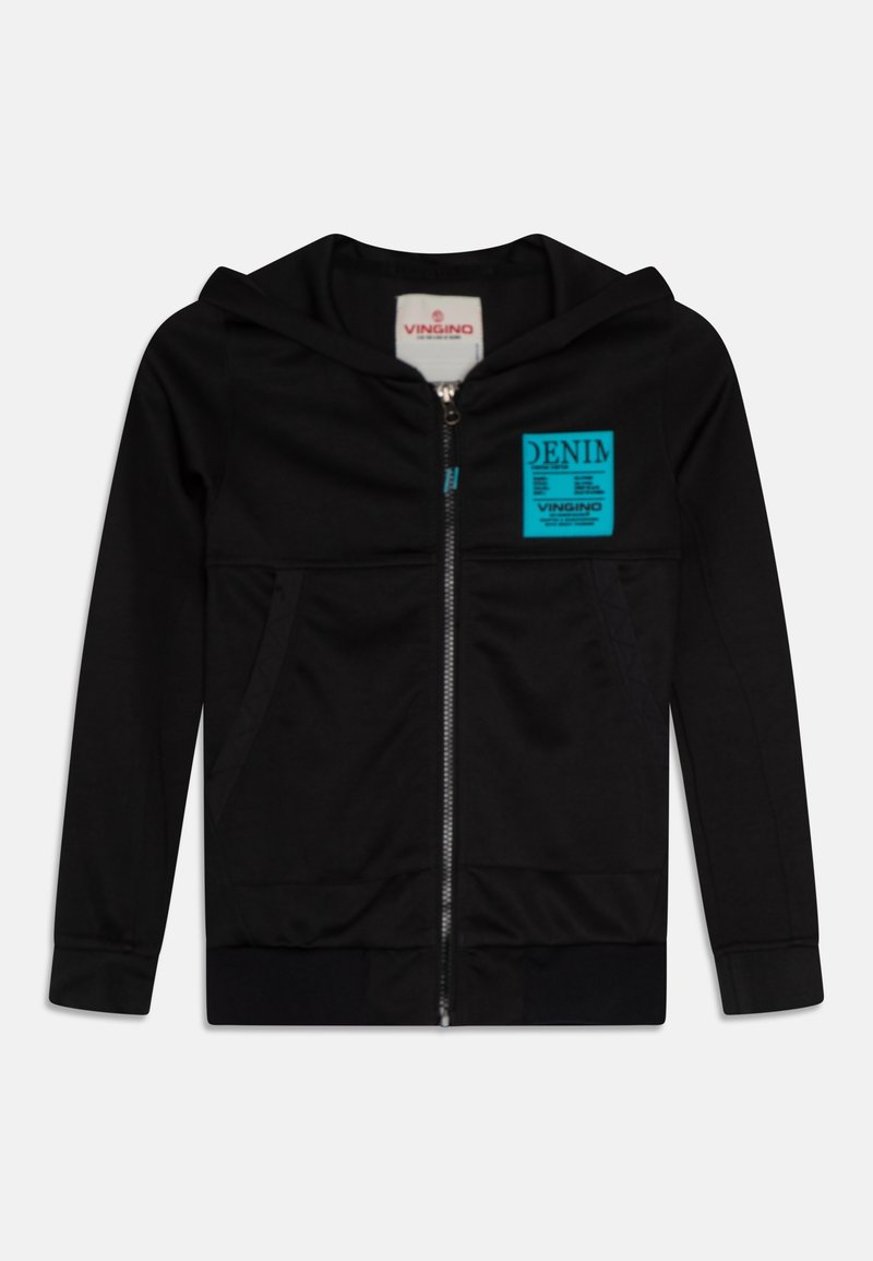 Hoodie noir zippé en tissu doux avec une poche kangourou. Présente une étiquette en denim bleu sur la poitrine et des poignets et un ourlet côtelés.