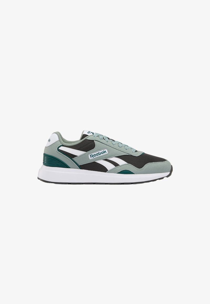 Baskets Reebok GL 1100 avec une tige grise, noire et blanche, une semelle blanche, des lacets et le logo Reebok sur le côté et la languette.