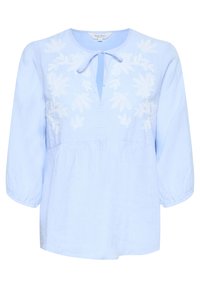 Blusa azzurra chiara in tessuto morbido, caratterizzata da ricami floreali, scollatura a chiave e maniche arricciate.