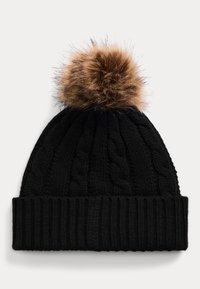 Fekete kötött sapka bordázott szegéllyel és világosbarna, bolyhos bojttal a tetején. A testén végig kábeles kötésmintával.