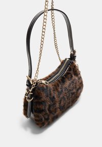 Borsa in pelliccia sintetica marrone con stampa leopardata nera, dotata di tracolla in catena dorata e dettagli in pelle nera, chiusura con zip e forma elegante.
