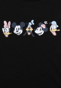 Tejido negro con cinco caras de personajes de dibujos animados: Daisy Duck, Mickey Mouse, Goofy, Minnie Mouse y Donald Duck, con colores y expresiones variadas.