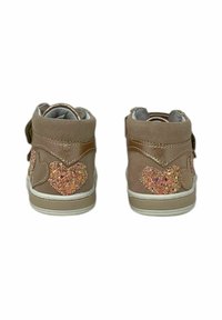Sneakers alte in camoscio color beige con accenti metallici, caratterizzati da due design glitterati a forma di cuore sui lati e una suola in gomma bianca.