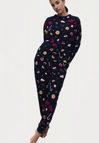 Marineblauw pyjama set met verschillende kleurrijke voedsel- en feestpatronen, gemaakt van zacht, rekbaar materiaal; inclusief lange mouwen en broeken.