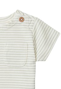 Gestreiftes Kurzarmhemd in hellem Creme und sanftem Grün, mit einer kleinen Tasche und einem Holzknopf an der Schulter für ein einfaches Ankleiden.