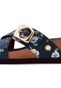 Sandalette à motif floral avec une tige synthétique bleu marine, une large sangle et une boucle en métal doré, dotée d'une semelle intérieure à texture liège.