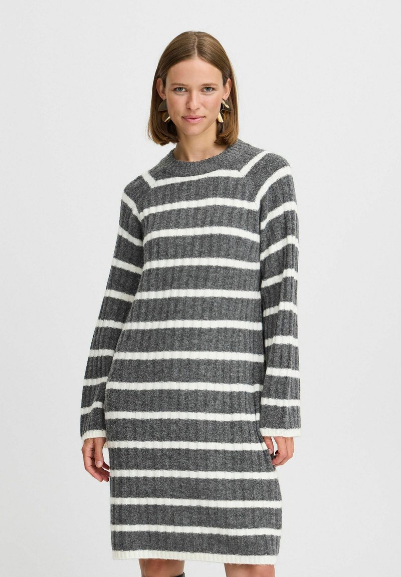Gestreiftes Strickkleid in Dunkelgrau und Weiß, gerippte Textur, Rundhalsausschnitt, lange Ärmel, knielang, mit horizontalen Streifen.