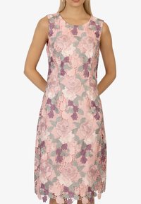 Spitzenkleid mit einem floralen Muster in Pink, Lila und Grau, mit taillierter Passform und ärmellosem Schnitt, der knapp oberhalb des Knies endet.