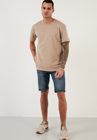 Buratti REGULAR FIT - Tricou basic - mink