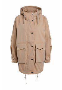 Beżowy płaszcz przeciwdeszczowy z kapturem, z metalowymi elementami w kolorze srebrnym, dwoma przednimi kieszeniami, elastycznymi mankietami oraz sznurkiem w dolnej części. Gładka tekstura.