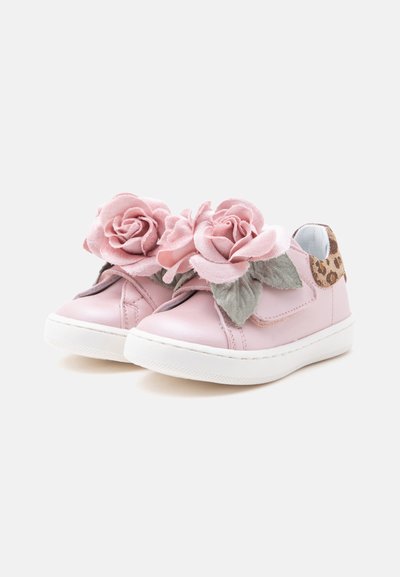 Chaussures roses pour tout-petit avec grandes roses en tissu rose sur le dessus et détail imprimé léopard au talon, semelles blanches en caoutchouc.