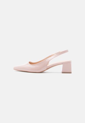 Różowe lakierowane buty na obcasie typu slingback z pointed toe i grubym, niskim obcasem na białym tle.