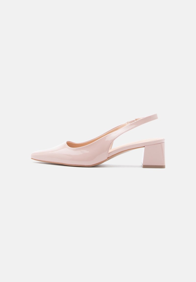 Chaussure slingback en cuir verni rose avec bout pointu et talon bas épais sur fond blanc.