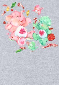 Tecknad design av en rosa elefant och en grön nallebjörn, omgivna av godis och en fågel, på en grå tygbakgrund.