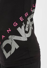 Dangerous DNGRS ANGER  - Apdrukāts T-krekls - black