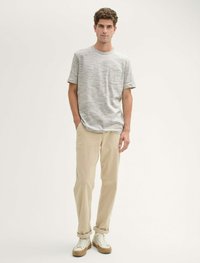 TOM TAILOR MIT BRUSTTASCHE - T-Shirt basic - light sand multi inject