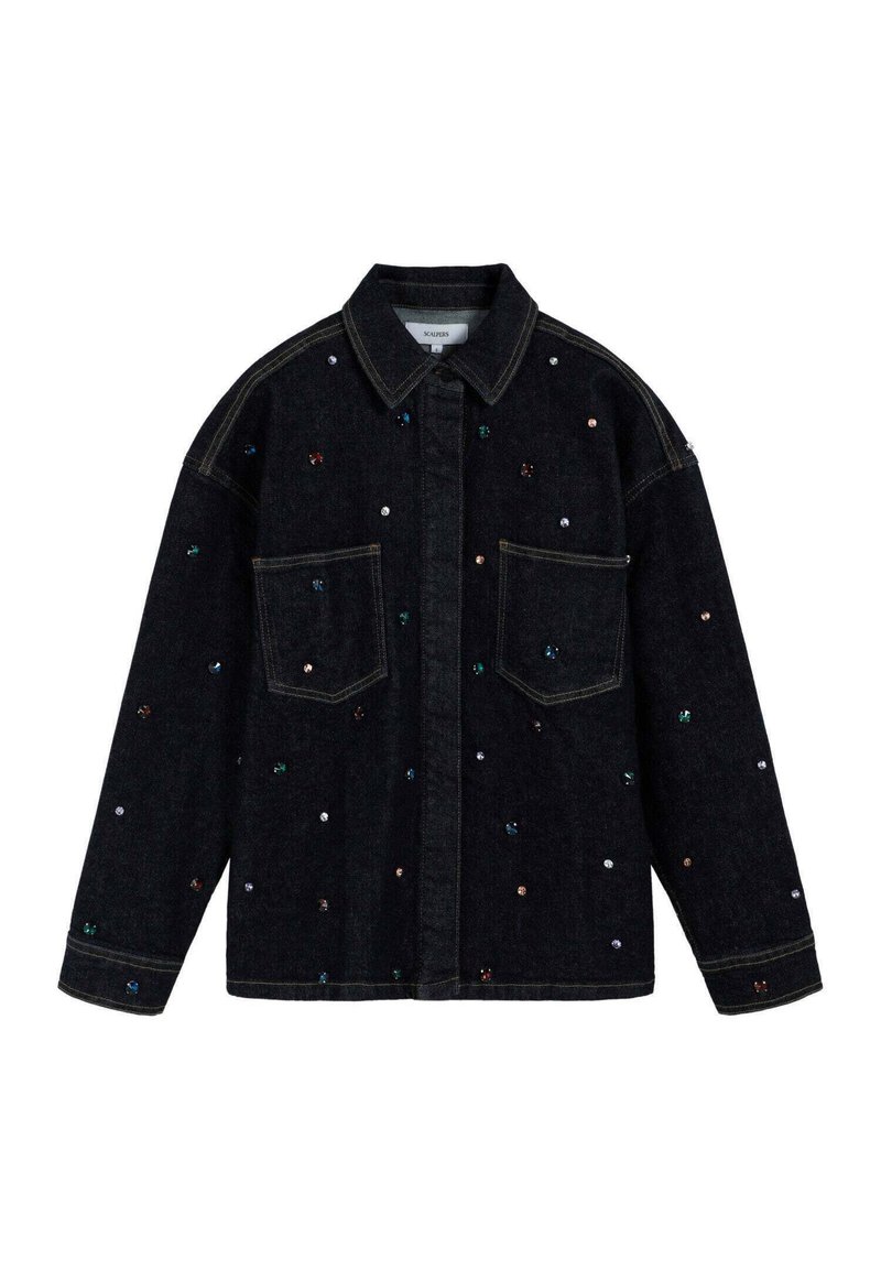 Chaqueta de mezclilla oscura con lentejuelas de colores, dos bolsillos en el pecho, cuello con solapa y un ajuste suelto con detalles de costuras visibles.