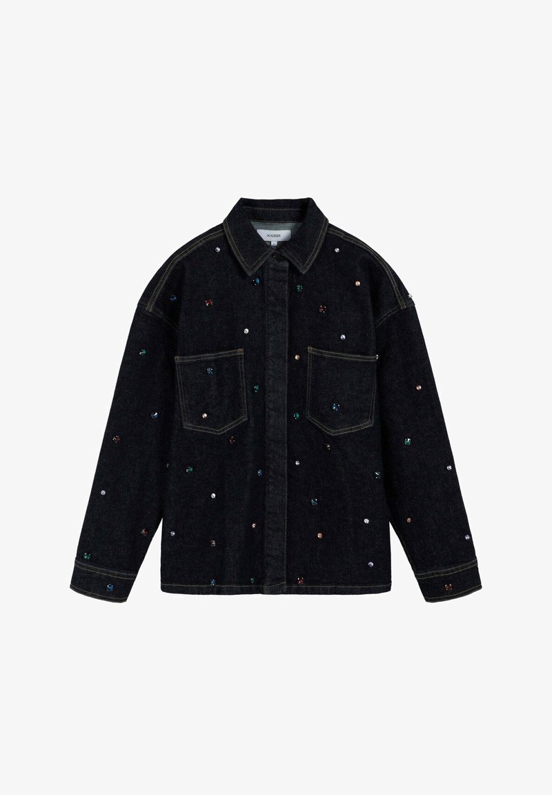 Chaqueta de mezclilla oscura con lentejuelas de colores, dos bolsillos en el pecho, cuello con solapa y un ajuste suelto con detalles de costuras visibles.