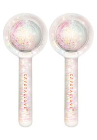 Rulli per il viso in vetro trasparente con due estremità sferiche, caratterizzati da glitter iridescenti e un manico satinato con il testo "CRYSTALLOVE" in arancione.