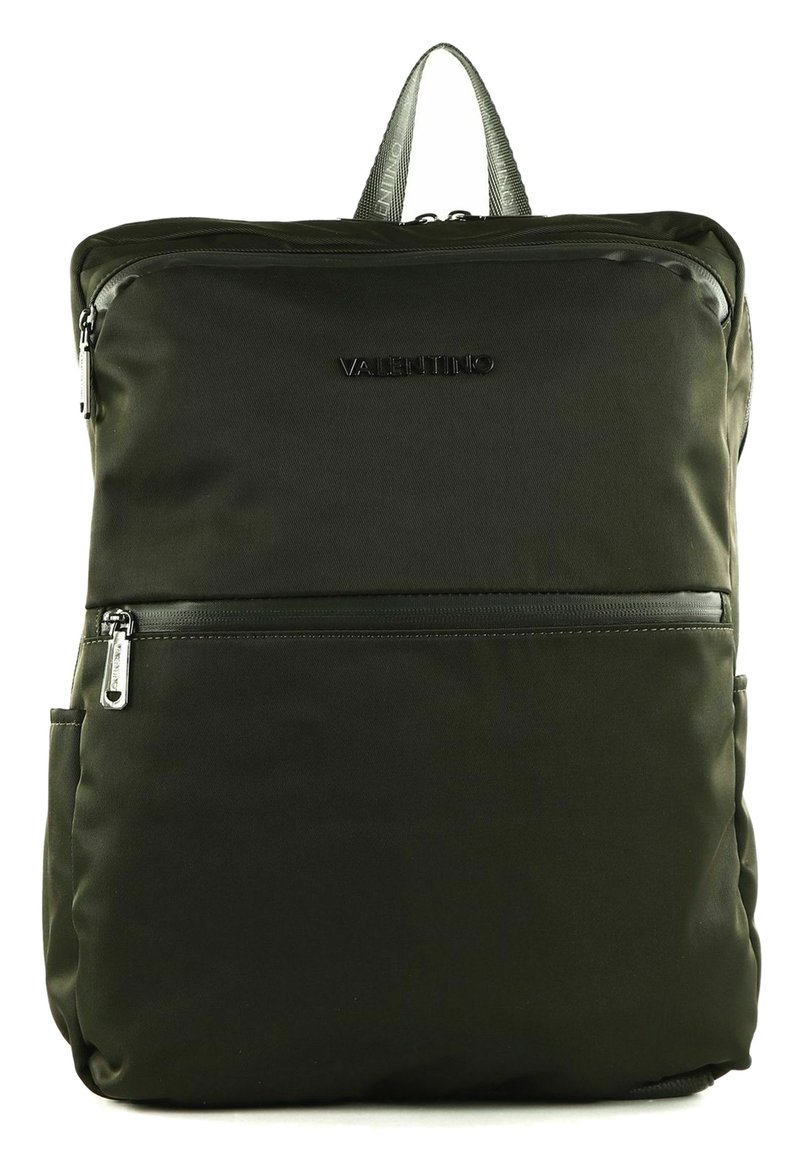 Mochila verde oscura hecha de nylon con una textura suave. Presenta un logo, cremalleras dobles, bolsillo frontal y asa superior.