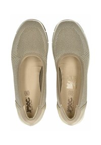 Zapatos beige tipo slip-on con parte superior de tela de malla, punta redondeada y suela blanca flexible. El interior presenta una textura suave.