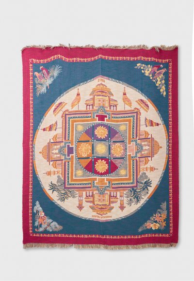 Tissu carré avec une bordure rouge, motif circulaire central présentant un design de palais mandala, motifs de soleil, oiseaux et éléments floraux.