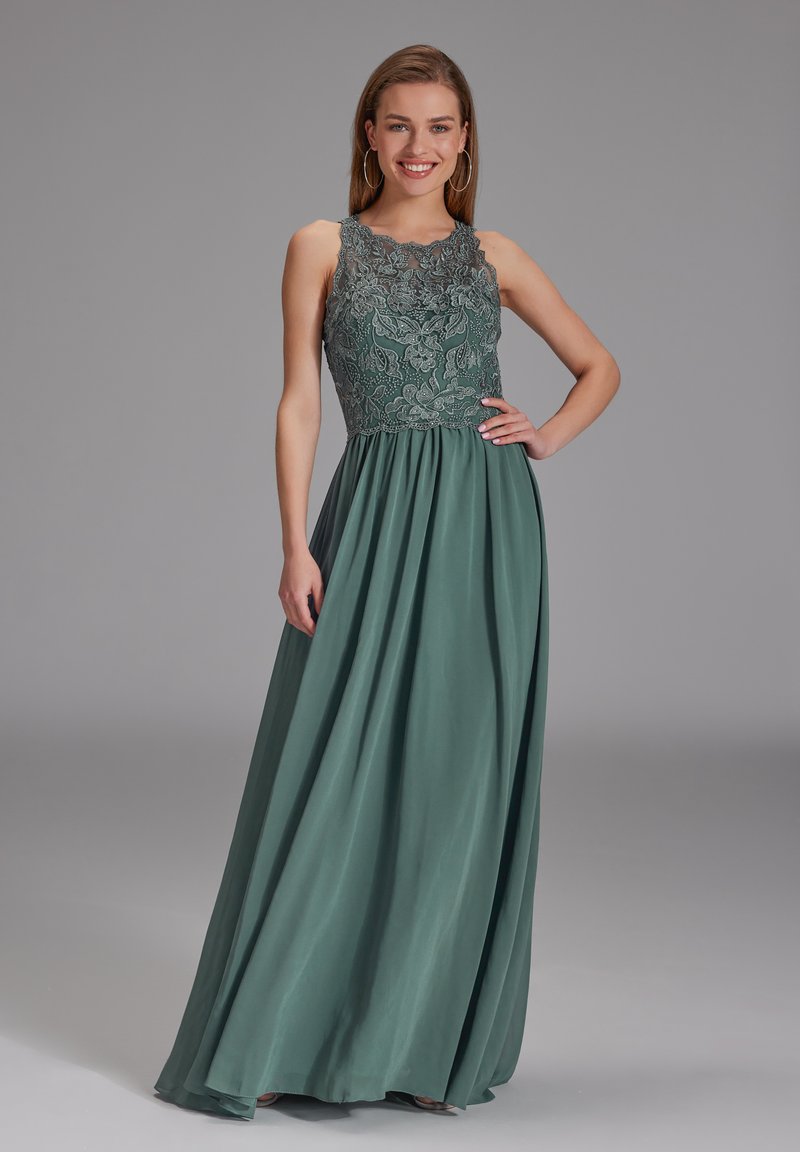 Langes grünes Kleid mit einem strukturierten Spitzen-Oberteil und fließendem Rock. Hat einen hohen Kragen und ein ärmelloses Design. Glatte Stofftextur.