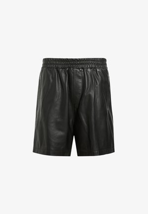 Pantalones cortos de cuero negro con una cinturilla elástica, que presentan una textura suave y un ajuste relajado. Sin bolsillos visibles ni adornos.