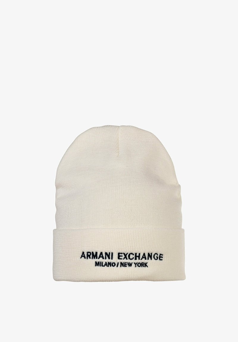 Gorro de punto blanco con puño doblado, que presenta "ARMANI EXCHANGE MILANO/NEW YORK" bordado en negro en la parte frontal. Textura suave.