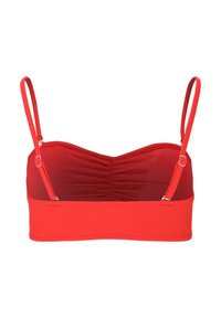 Il bralette rosso presenta un tessuto liscio con spalline regolabili, una parte anteriore arricciata e un elastico a costine per il supporto.