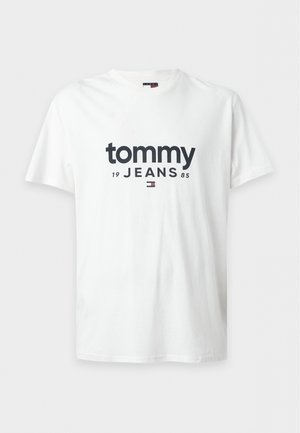 T-shirt bianca a manica corta con testo "tommy JEANS 1985" e piccolo logo Tommy Hilfiger stampato in nero e rosso al centro davanti.