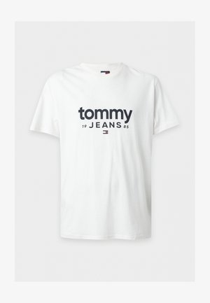 Biały T-shirt z krótkim rękawem z napisem "tommy JEANS 1985" oraz małym logo Tommy Hilfiger nadrukowanym na środku z przodu kolorem czarnym i czerwonym.