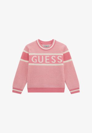 Roze gebreide trui met een ronde hals, lange mouwen en gedurfde "GUESS" letters op de borst, met witte strepen op de mouwen.