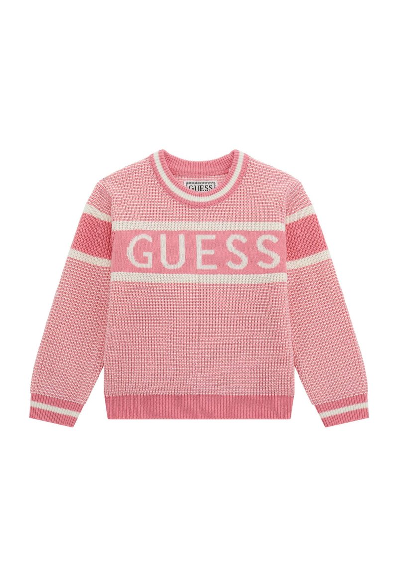 Rózsaszín kötött pulóver, kerek nyakkivágással, hosszú ujjal és feltűnő "GUESS" felirattal a mellkason, fehér csíkokkal az ujjakon.