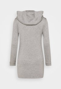 Maglietta grigia a maniche lunghe con cappuccio, caratterizzata da una texture morbida e polsini arrotolati. Il design è semplice, senza motivi o dettagli aggiuntivi.