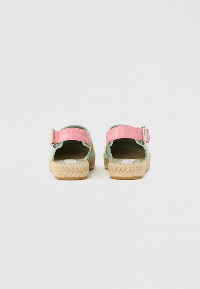 Rózsaszín és zöld espadrille szandálok csatos pánttal, természetes fonott juta talppal és nyitott hátú kialakítással, alkalmi viseletre alkalmasak.