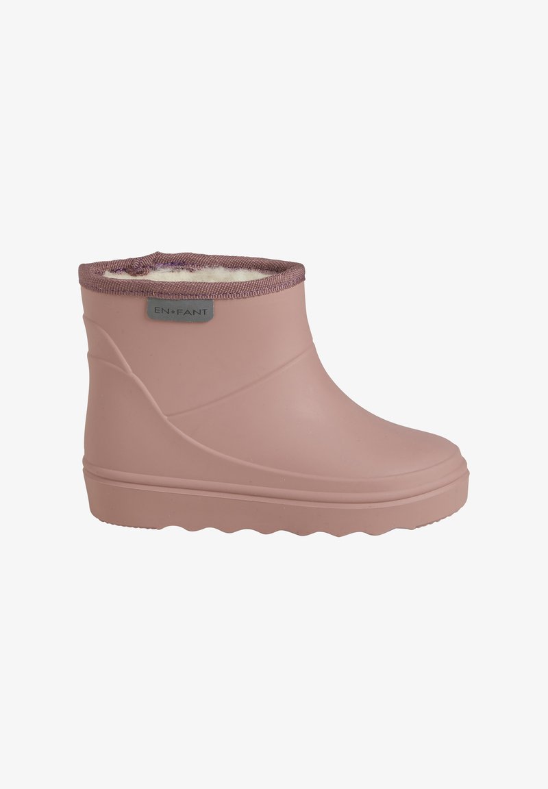 Bottes en caoutchouc rose à la cheville avec un bord supérieur texturé, une doublure douce et une semelle à motif ondulé. Étiquette de marque "EN FANT" sur le côté.